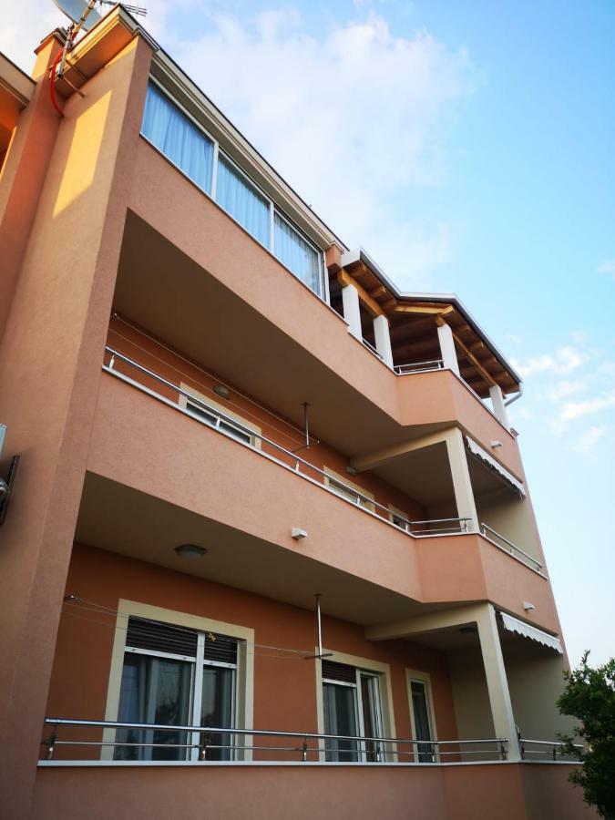 Loni Apartment *